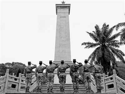 豐碑下的敬禮。陽孟君攝