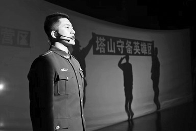 《洪峰下的脊梁》節目中，學員用幕布劇形式致敬抗洪英雄李向群。