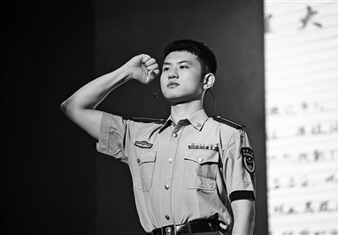 節目中，一名學員莊嚴宣誓。李金秋攝