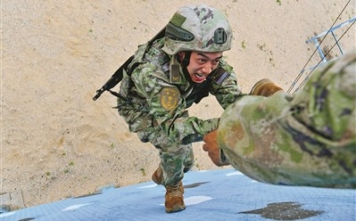 海軍某訓練基地組織“合力沖擊”比武。劉秋紅攝