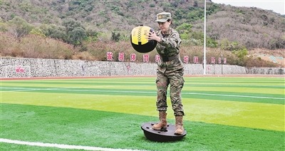 某艦二級上士鄭娜進行藥球前推訓練。陳  昊攝