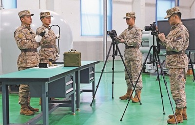 某保障隊官兵正在錄制微課。于冬智攝