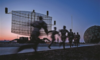 官兵奔向戰位。