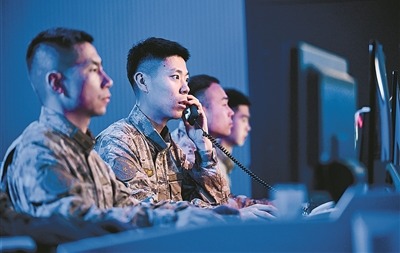 陣地指揮室內，值班官兵快速高效處置空情。