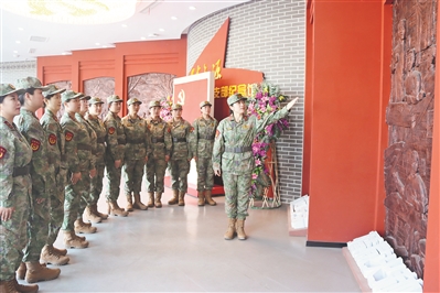 4月11日，山東省聊城市陽谷縣“鋼鐵十姊妹”民兵班參觀魯西第一個黨支部紀念館。張萬里攝