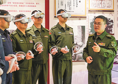 國防大學政治學院學員通過VR眼鏡沉浸式體驗戰斗場景。