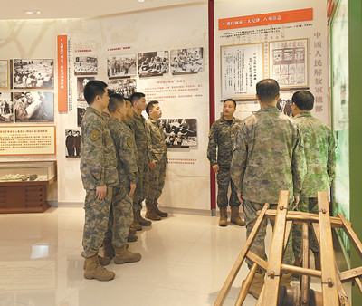 學員在軍隊政治工作發展史情境教學館聆聽教員講解。王  萌攝