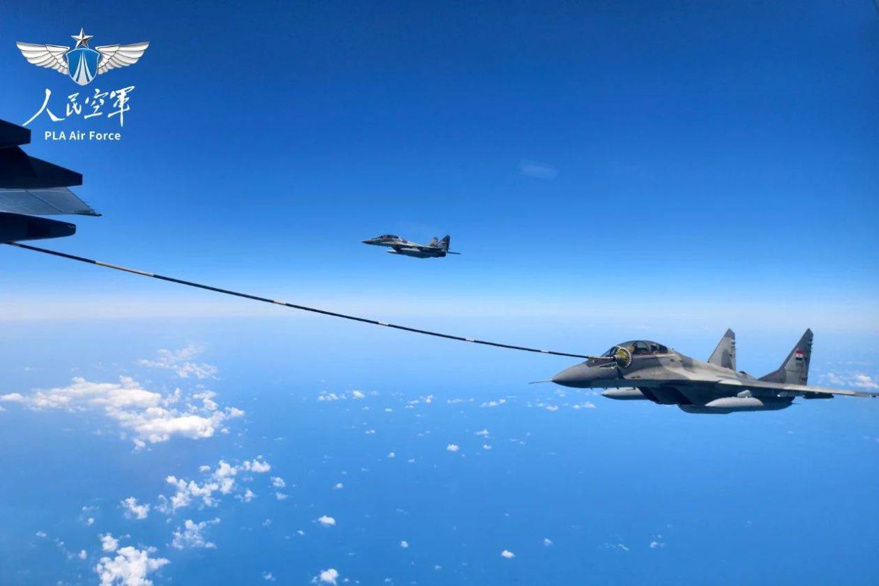 4月28日，參加中?！拔拿髦?2025”空軍聯合訓練的中國空軍運油-20飛機和埃及空軍米格-29飛機進行空中加油訓練。圖源：“人民空軍”微信公眾號