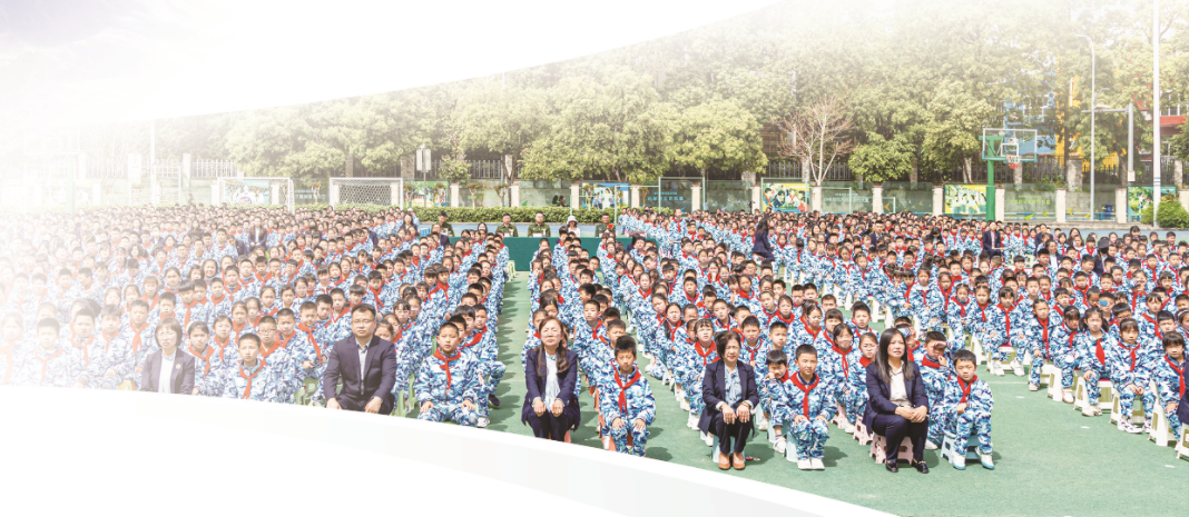 重慶華渝實驗學校師生正在聆聽標兵作報告。