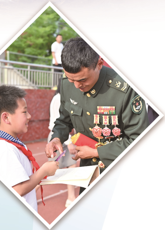 巡講標兵為成都七中八一學校學生簽名。