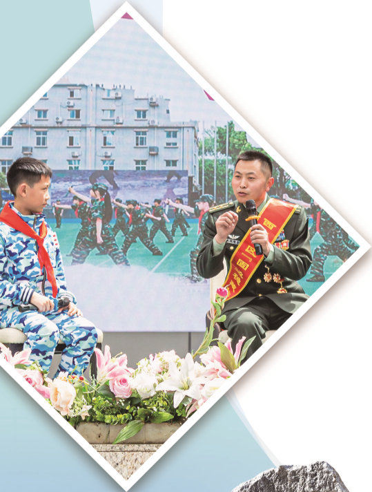 巡講標兵與學生代表進行交流。