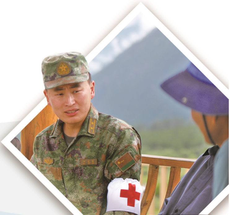 鄧建偉到駐地村落巡診。