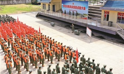 宣讀出入隊人員名單并組織參訓基干民兵點名。柴均林攝