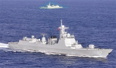 某驅逐艦支隊艦艇開展海上訓練。溫  彬攝