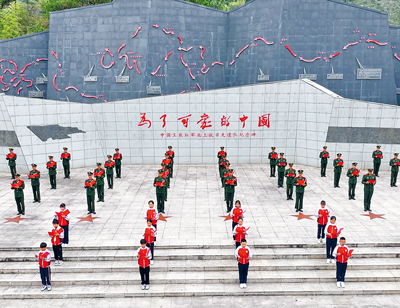 武警江西總隊上饒支隊組織官兵前往懷玉山清貧園，與當地小學生共同朗誦《可愛的中國》（資料照片）。史延鑫攝