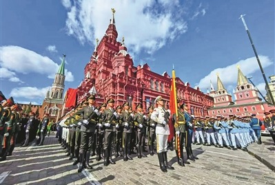 5月9日，在俄羅斯首都莫斯科，中國人民解放軍儀仗司禮大隊官兵在紅場整齊列隊，準備參加紀念蘇聯偉大衛國戰爭勝利80周年閱兵式。隋  曉攝