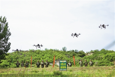 河南省安陽市民兵無人機分隊組織協同飛行訓練。楊紅玱攝