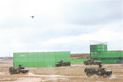 陸空方向實兵實彈演練現場，中柬聯合任務部隊在無人裝備配合下向“恐怖分子”據點突入。本報特約記者　段江山攝