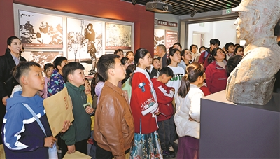 學生們瞻仰彭雪楓雕像。王明輝攝