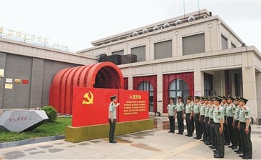 武警陜西總隊延安支隊組織部分黨員在延安紅色家風館開展教育實踐活動。杜威龍攝