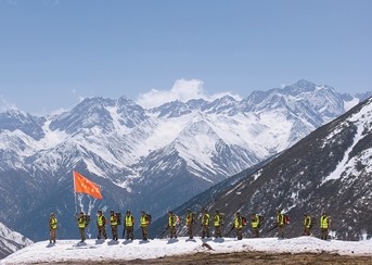 臥龍鎮民兵應急排民兵在巡山途中。沈原平攝