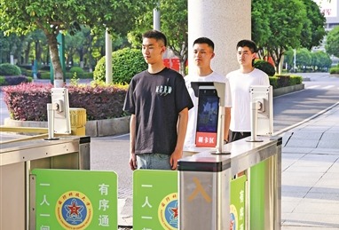 該校請假學員通過人臉識別系統刷臉登記，有序外出。劉啟航攝