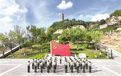 武警陜西總隊延安支隊組織黨員在寶塔山下重溫入黨誓詞。杜威龍攝