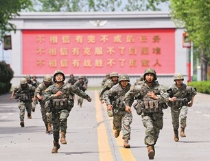 該旅官兵進行武裝奔襲訓練。季　鵬攝