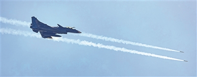 發射火箭彈。