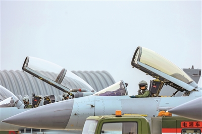 飛行員座艙內等待指令。