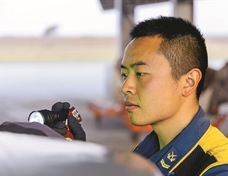 機務人員認真檢查戰機。