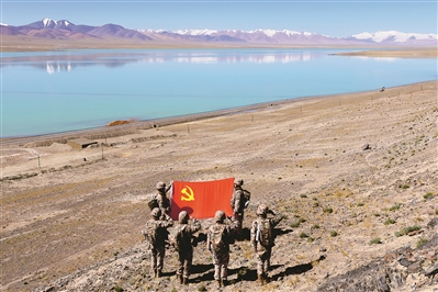  紅山河機務站官兵重溫入黨誓詞。李榮榮攝