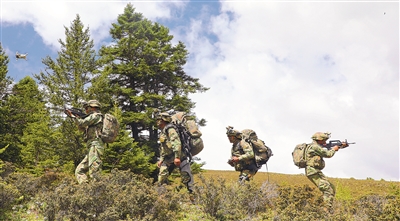  陸軍某旅官兵攜戰備裝具參加野外訓練。蘇清鵬攝