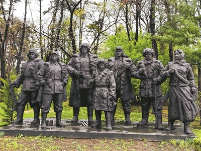 題圖：吉林省通化市楊靖宇烈士陵園中的抗聯將士雕塑。劉有權攝