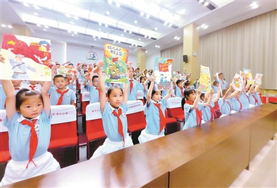 在安徽省安慶市健康路小學，學生們現場展示自己創作的國防主題繪畫作品。方 迪攝