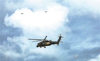 夏日，西藏軍區某旅開展飛行訓練。解放軍報特約通訊員  胡其武攝