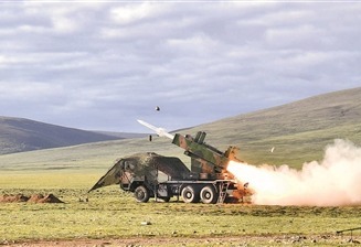 空軍某部某地導營開展實彈射擊訓練。范文浩攝