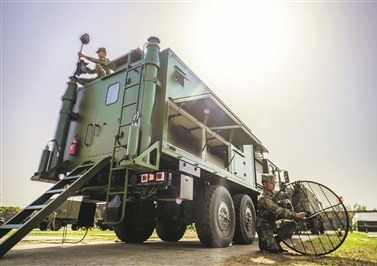 信息支援部隊某旅網信分隊官兵進行裝備聯調聯試。馮飛飛攝