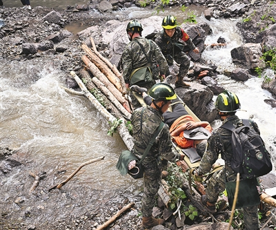 7月28日，武警第一機動總隊某支隊官兵緊急趕赴北京市延慶區珍珠泉鄉桃條溝村，轉移解救受災群眾。本報記者 穆瑞林攝