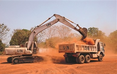中國維和工兵展開施工作業。張曉昆攝