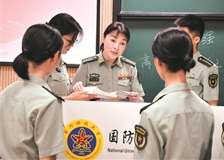 傅婉娟（中）在和學員討論問題。王驍 攝