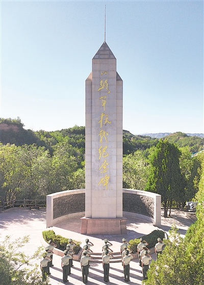 武警某部官兵在八路軍抗戰紀念碑前致敬英烈。李汝海攝