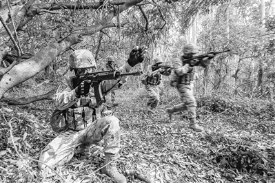 陸軍某旅偵察連組織開展班組考核。劉德文攝