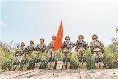 南部戰區陸軍某邊防連官兵抵達42號界碑。許  琪攝