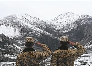 高原之上，武警云南總隊某中隊戰士遙望雪山。