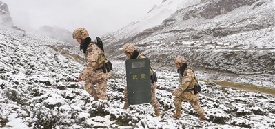 巡邏途中，該中隊官兵沿著積雪覆蓋的山路，向云嶺之巔行進。