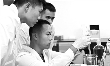 聯勤保障部隊工程大學學員與基層官兵檢測油料指標。黃巾智攝