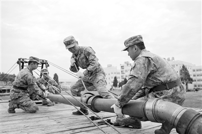 管線鋪設訓練。黃巾智攝