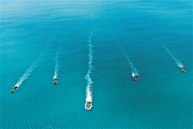 各車組展開戰斗隊形向任務海域機動。