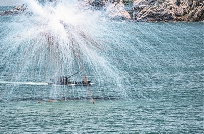 戰車發射煙幕彈。